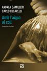 AMB L'AIGUA AL COLL | 9788429768756 | CAMILLERI, ANDREA/ LUCARELLI, CARLO